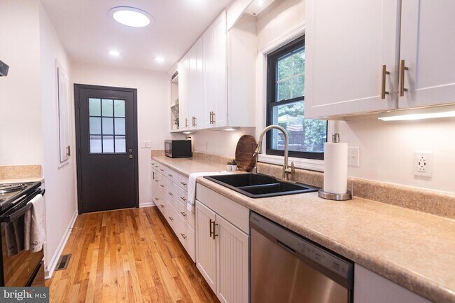 Building Photo - 207 Madison Cir