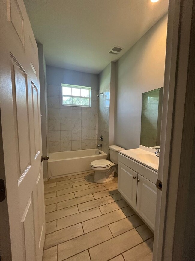Building Photo - Spacious 3 Bedroom, 2 Bath Duplex – Newer ...