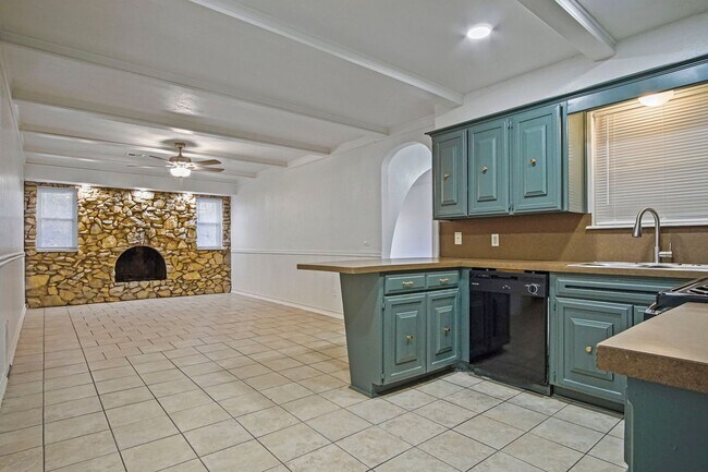 Building Photo - Beautifully Renovated 3bed/  2bath in Del city!   Bonus room in the Master bedroom!!