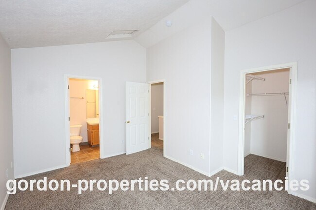 Building Photo - SUMMER SPECIAL: NE Halsey St - Gresham 2 bedroom townhouse with den/office