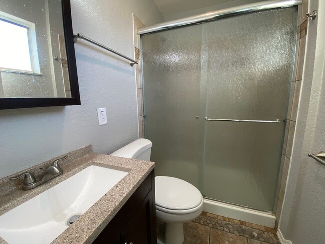 Building Photo - 3 BEDROOM 2 BATH HOUSE LOCATED CLOSE TO SC...