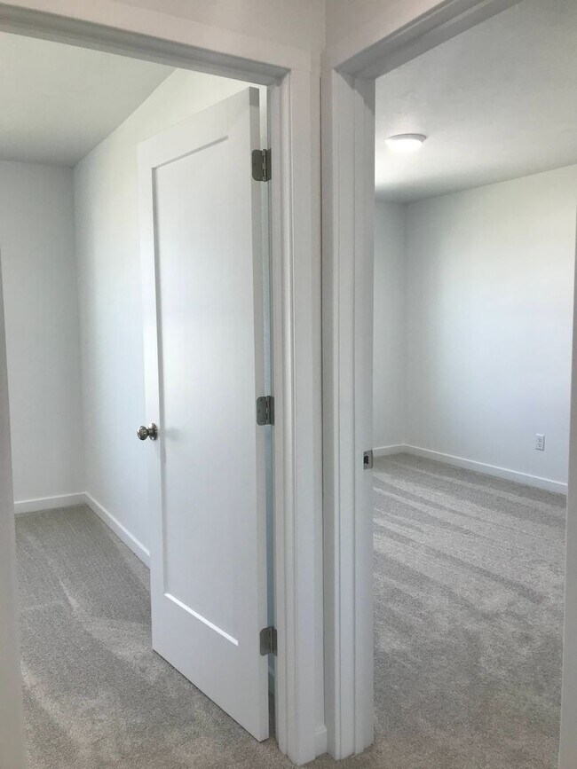 Building Photo - Executive Rental -  4 Bedroom 3 Baths