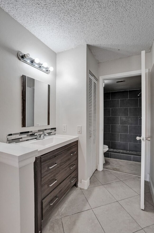 Building Photo - SPACIOUS 2 BED/2 BATH WITH BALCONY IN RESORT-STYLE COMMUNITY!