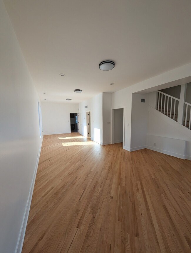 Building Photo - 916 N Noble St