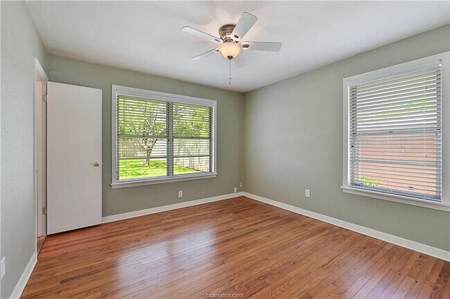 Building Photo - AUGUST PRE-LEASE!! 4 bed, 3 bath house on HUGE lot walking distance to Texas A&M!