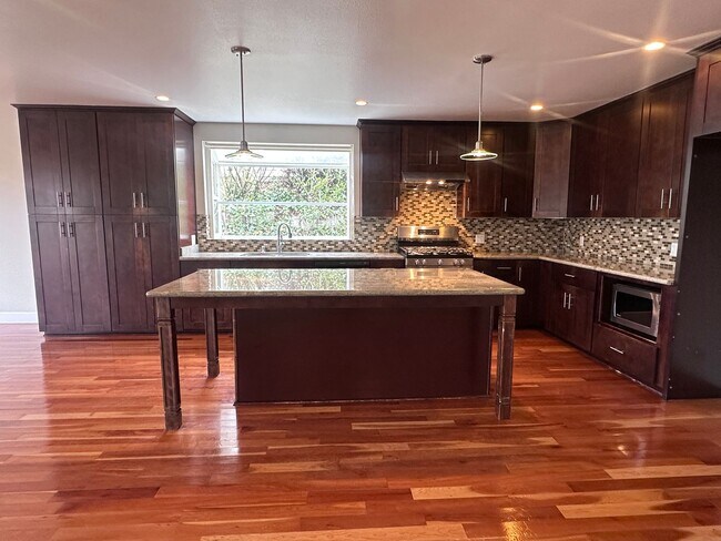 Building Photo - Stunning 3 bedroom + Den with Large Yard!