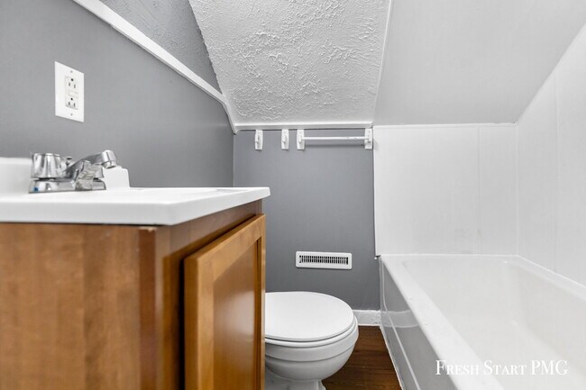 Building Photo - Spacious Upstairs Unit with 3 Flexible Rooms & Full Kitchen