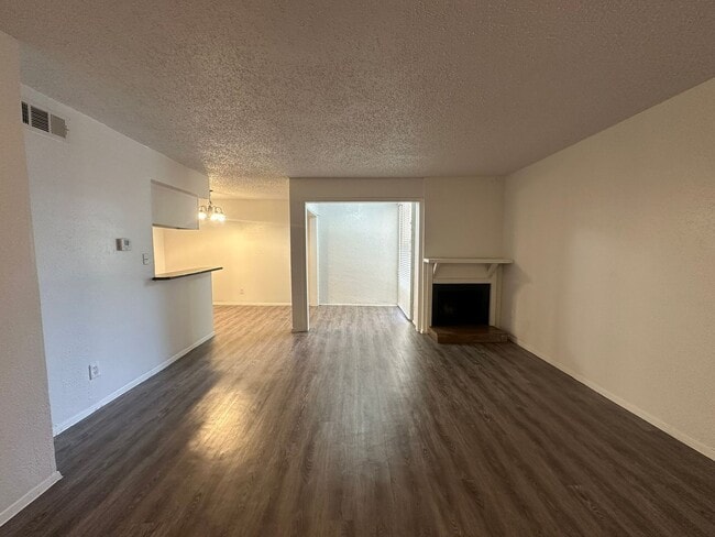 Building Photo - Charming 2-Bed Unit in Dallas! Community p...