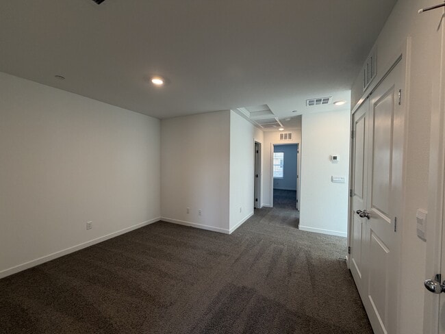 Building Photo - 925 Violet Heron St