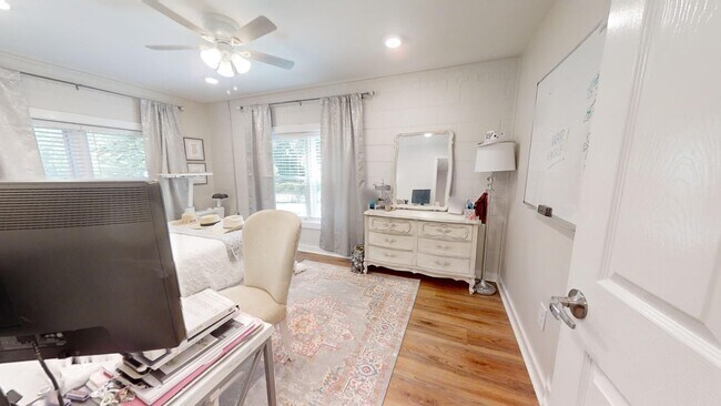 Building Photo - AVAILABLE NOW- SUBLEASE Short distance to Downtown Auburn--One of Kind Home on Sherwood Dr in Auburn