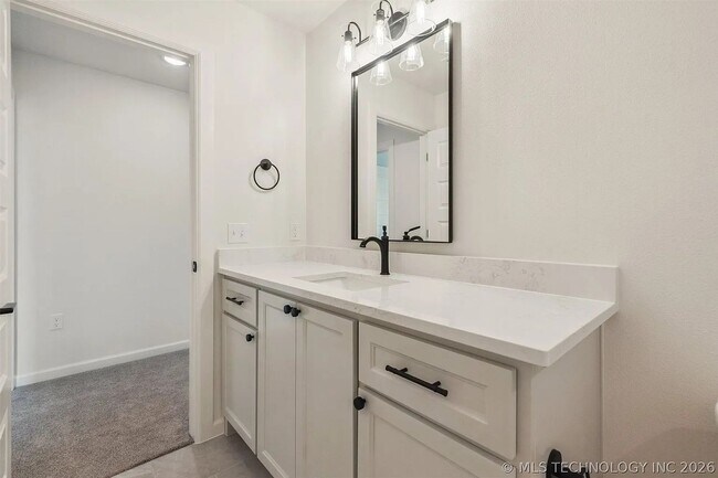Building Photo - 5 Bed | 4 Bath House