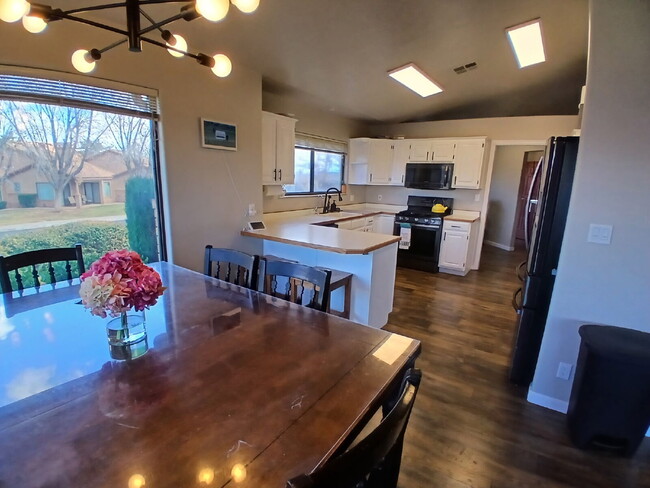 Building Photo - Pool, pickleball, views plus 3 bed 2 bath home.