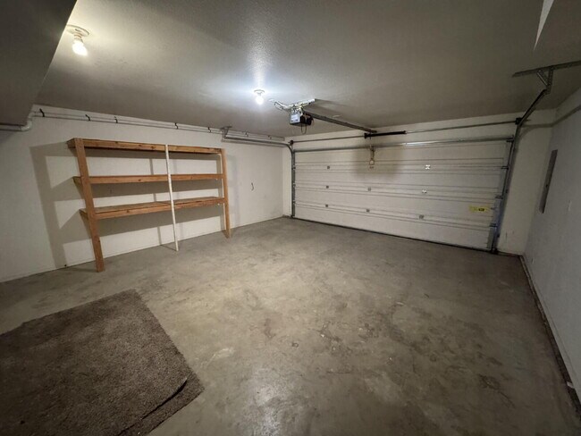 Building Photo - 3 bedroom, 2.5 bath Townhouse