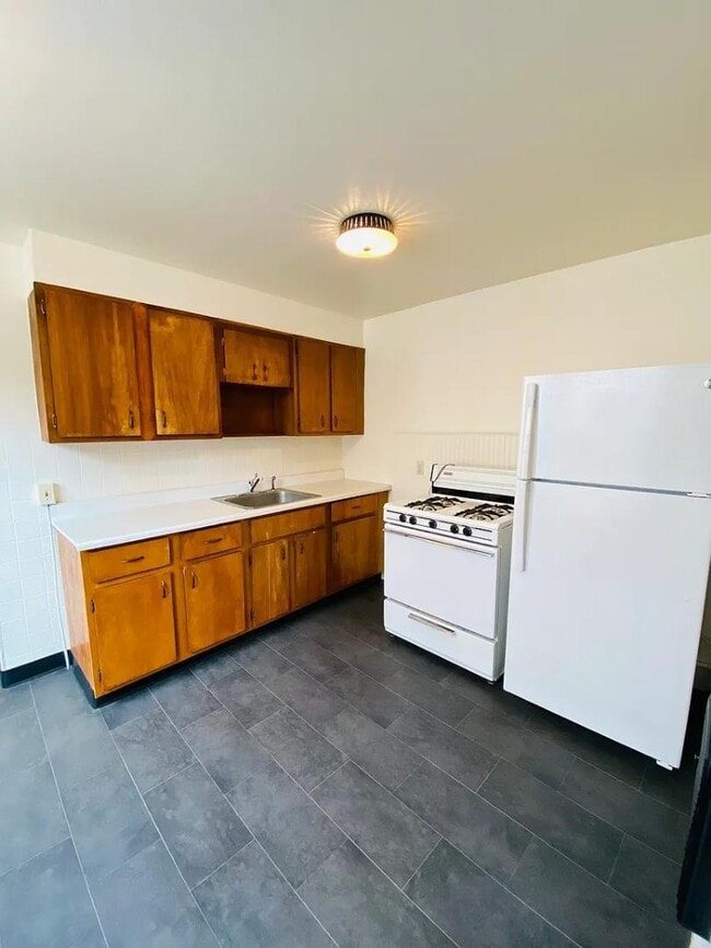 Building Photo - 830 SE Belmont St