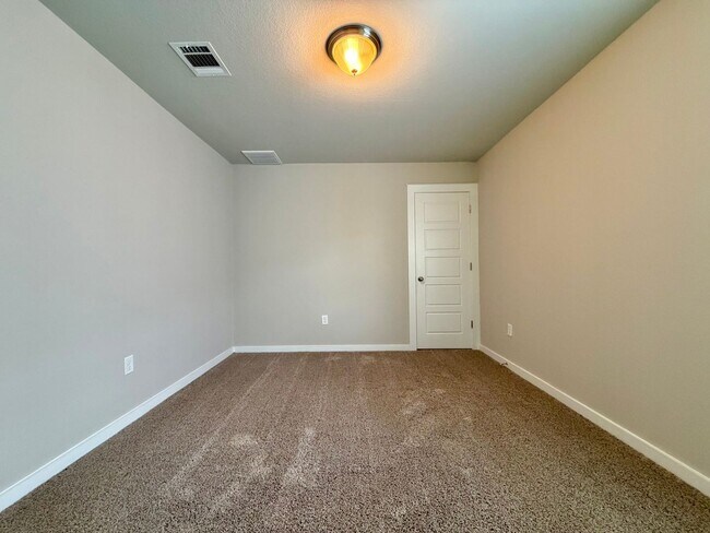 Building Photo - 5404 Bonneville Bend
