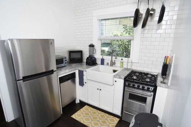 Building Photo - Charming Upper Floor 2 Bed / 1 Bath with Bonus Studio in a Prime Echo Park Location