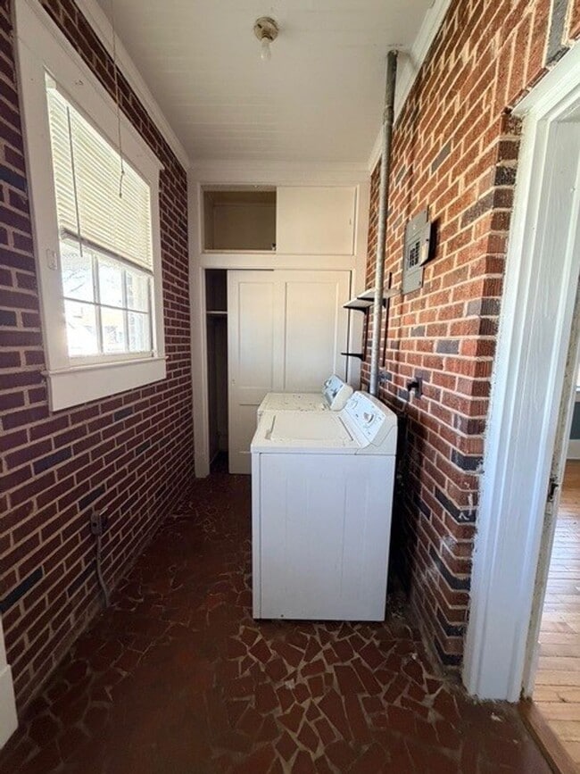 Building Photo - 420 Bond Ave