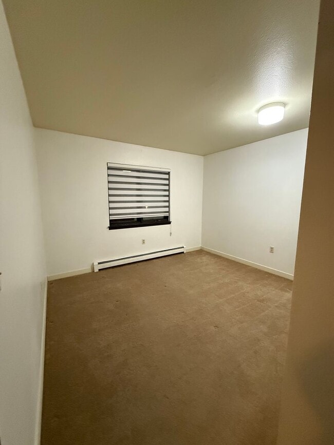 Building Photo - Spacious 4-bedroom / Heat included / 1 car garage