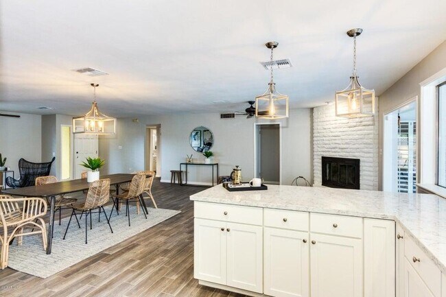 Building Photo - 2218 E Cactus Wren Dr