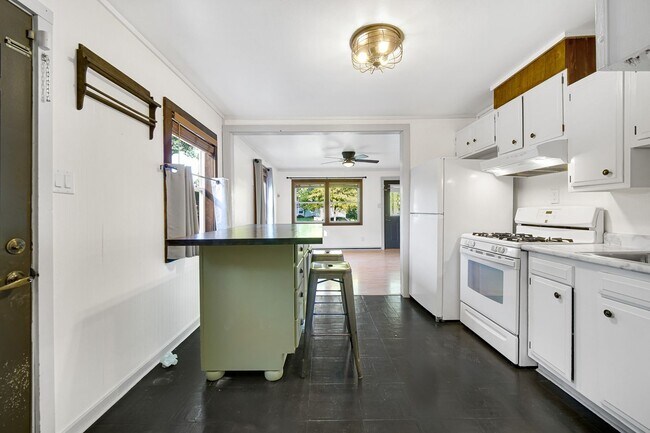 Building Photo - 3 Bedroom 1 Bathroom Apartment for Rent!