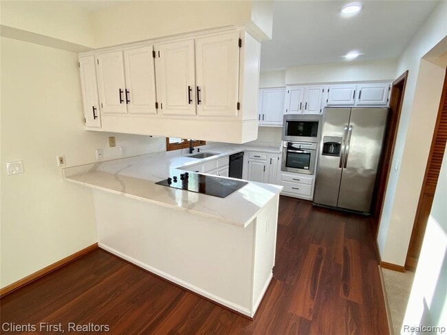 Building Photo - 7233 Oakwood Dr