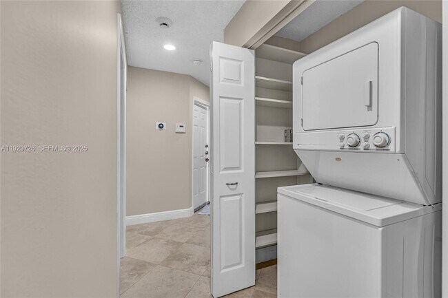 Building Photo - 949 Tanglewood Cir