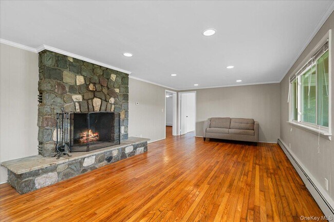 Building Photo - 14 Hemlock Hill