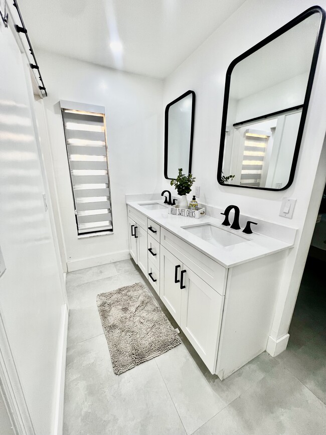 Building Photo - 231 SE 45th Terrace