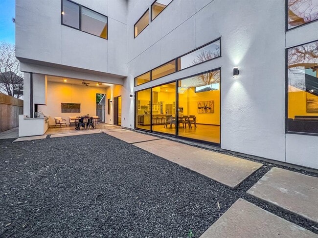 Building Photo - 118 Tuam St