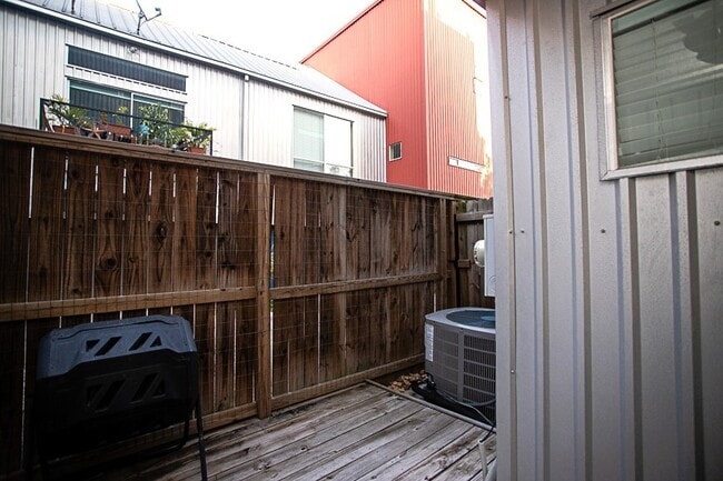 Building Photo - 1713 Gillette St