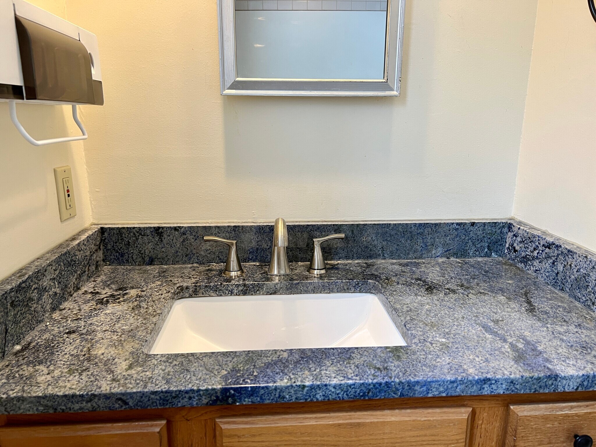 Building Photo - 4304 Royalview Dr