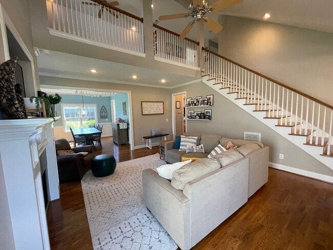 Building Photo - Charming 4 bedroom/2.5 bathroom in Tudor Branch!