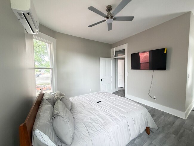 Building Photo - Huge 4 Bed and 2.5 Bath Home!