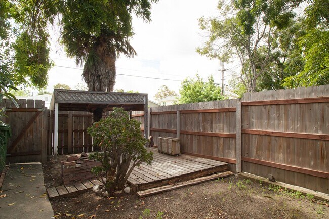 Building Photo - 1133 Laurel Ln