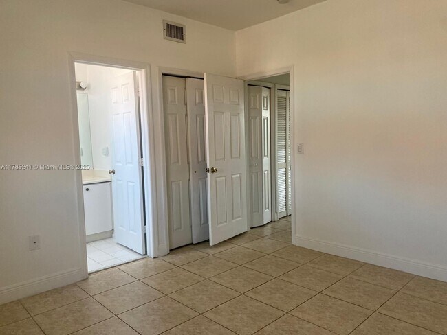 Building Photo - 6016 NW 116 Pl