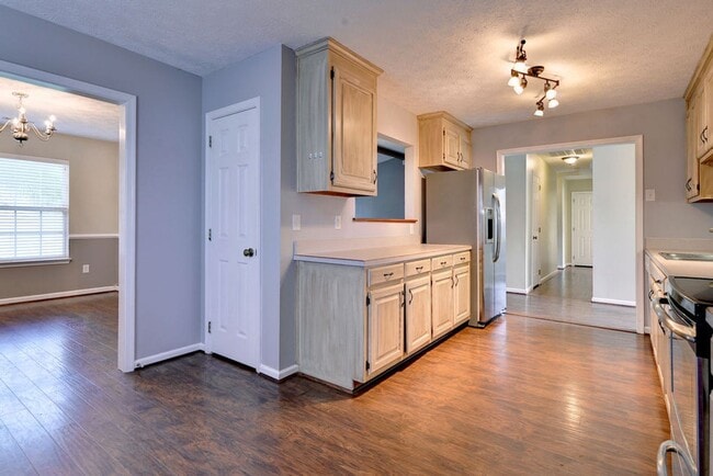 Building Photo - Spacious Rancher in Quiet Cul-de-sac