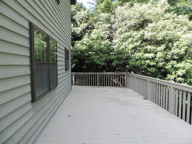 Building Photo - 404 Wintergreen Dr