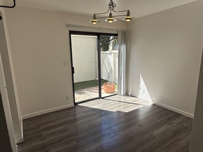 Building Photo - 3-Bedroom Hilltop Village Home w/ Bonus Am...