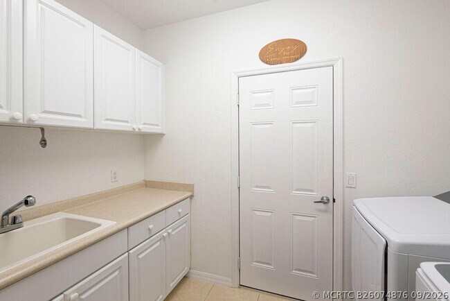 Building Photo - 1864 S Dovetail Dr