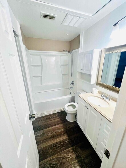 Building Photo - 124 April Point Dr S