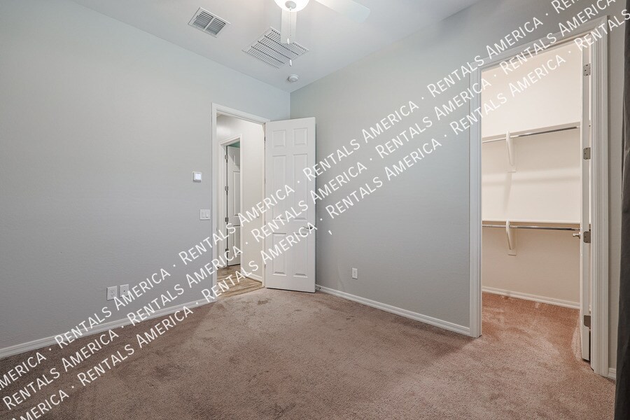 Building Photo - 4429 E Jones St