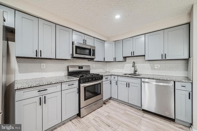 Building Photo - Modern 3-Bedroom Gem with Deck