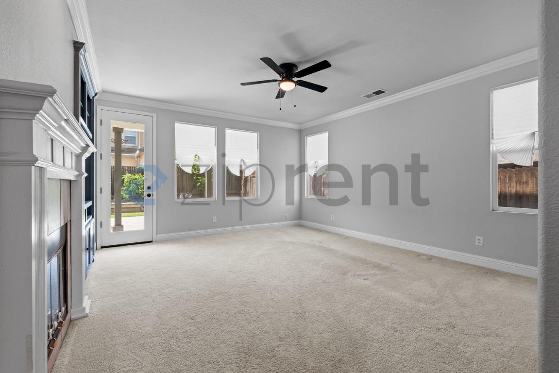 Building Photo - Unit