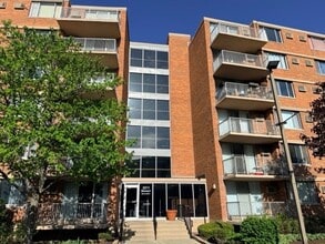 Building Photo - 2211 S Stewart Ave