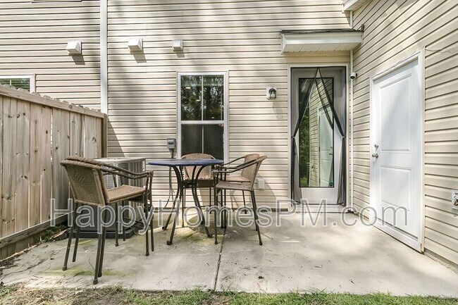 Building Photo - 523 Green Fern Dr