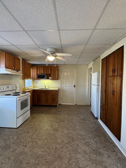 Building Photo - 210 E Pine St