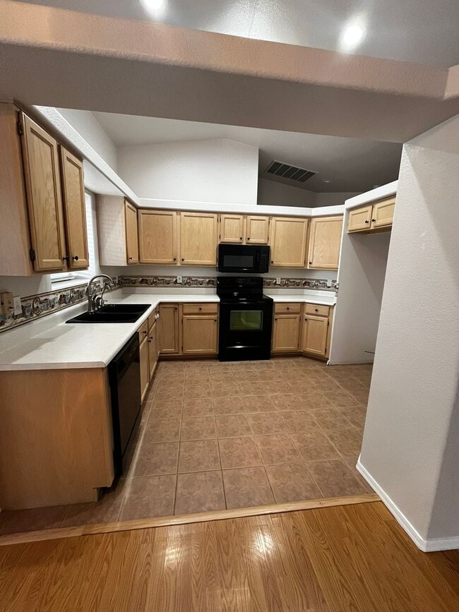 Building Photo - 3 Bedroom - 2 Bath - POOL HOME