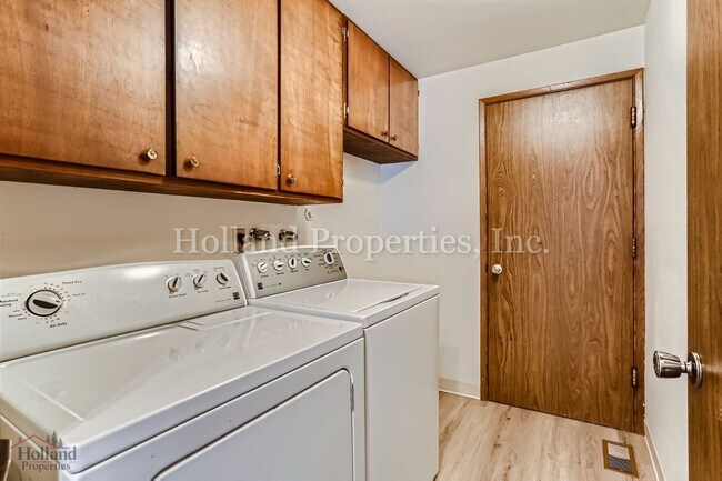 Building Photo - 1005 SW 192nd Ct