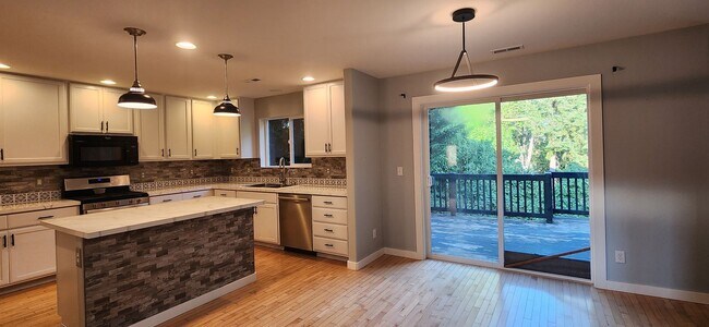 Building Photo - 5 bedroom 2.5 Bathroom single family home ...