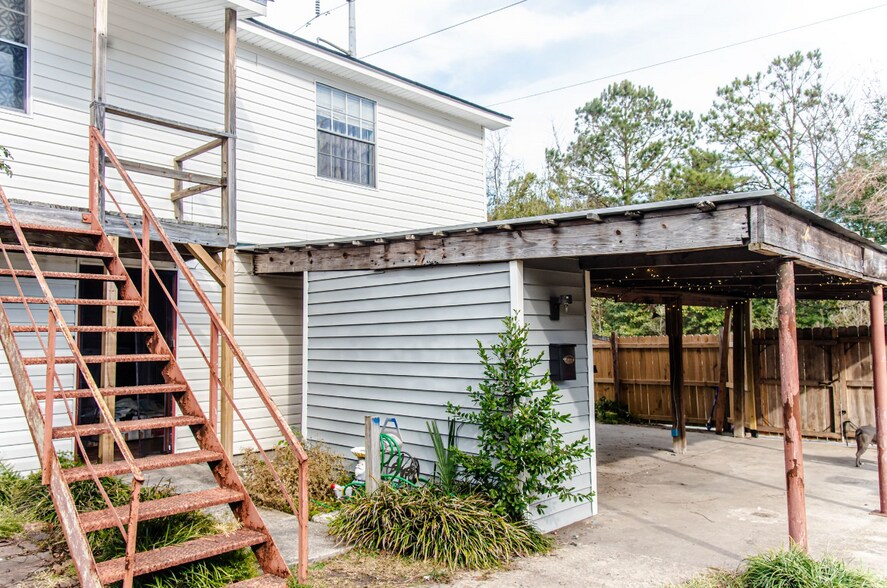 Shared covered carport - 2513 New York Ave